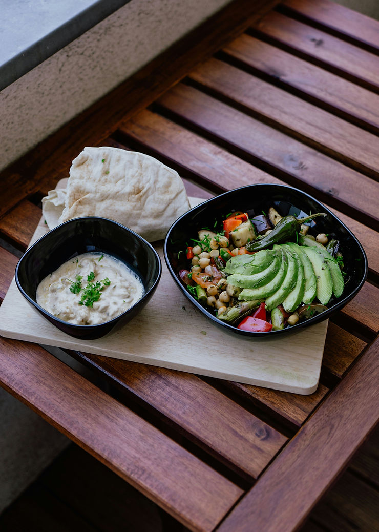 Bowl de concombre, pois chiches grillés et avocat