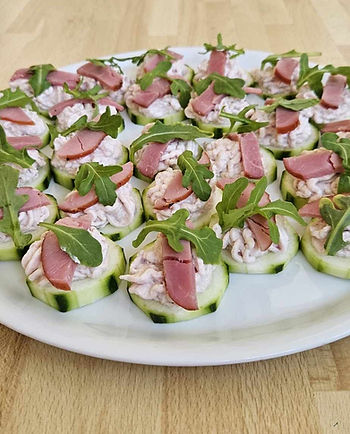 Canapé de concombre à la crème de filet mignon fumé
